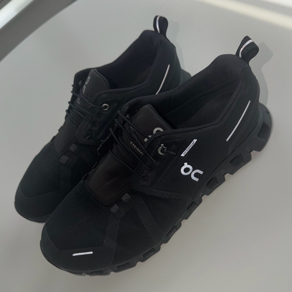 On Running Cloud Waterproof Black Running Men’s 10.5 Swiss Engineering Sneakers